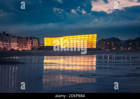 Zurriola e Kursaal Auditorium al tramonto a Donostia-San Sebastian, Paesi Baschi. Foto Stock