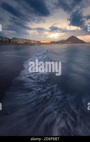 Zurriola e Kursaal Auditorium al tramonto a Donostia-San Sebastian, Paesi Baschi. Foto Stock