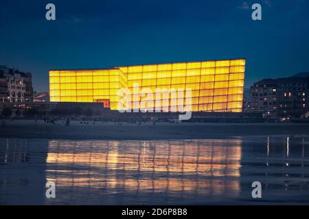 Zurriola e Kursaal Auditorium al tramonto a Donostia-San Sebastian, Paesi Baschi. Foto Stock