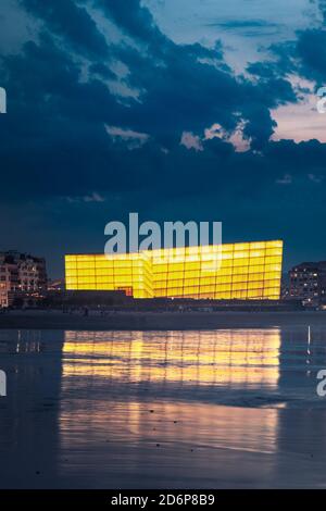 Zurriola e Kursaal Auditorium al tramonto a Donostia-San Sebastian, Paesi Baschi. Foto Stock