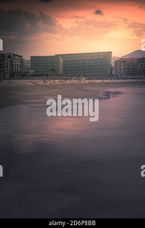 Zurriola e Kursaal Auditorium al tramonto a Donostia-San Sebastian, Paesi Baschi. Foto Stock