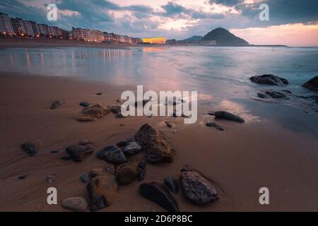 Zurriola e Kursaal Auditorium al tramonto a Donostia-San Sebastian, Paesi Baschi. Foto Stock