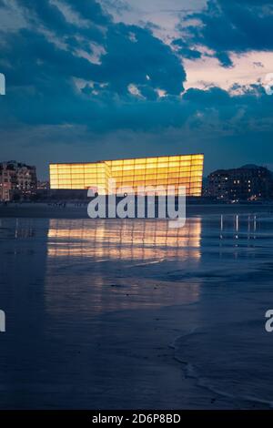 Zurriola e Kursaal Auditorium al tramonto a Donostia-San Sebastian, Paesi Baschi. Foto Stock