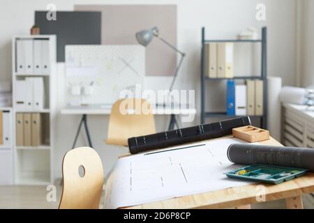 Immagine di sfondo dell'ambiente di lavoro degli architetti con tabella di disegno e strumenti in primo piano, spazio di copia Foto Stock