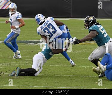 Jacksonville, Stati Uniti. 18 Ott 2020. Detroit Lions Running Back Kerryon Johnson (33) viene affrontato in seguito a una breve corsa nel terzo trimestre, mentre i Lions gareggiano contro i Jacksonville Jaguar presso il TIAA Bank Field di Jacksonville, Florida, domenica 18 ottobre 2020. I Lions hanno sconfitto i Jaguar 34-16. Foto di Joe Marino/UPI Credit: UPI/Alamy Live News Foto Stock