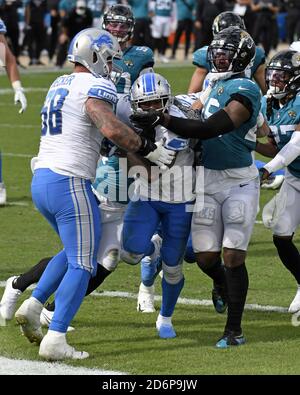 Jacksonville, Stati Uniti. 18 Ott 2020. I Detroit Lions Running Back D'Andre Smith (c) corrono per un touchdown nel terzo trimestre mentre i Lions gareggiano contro i Jaguar presso il TIAA Bank Field di Jacksonville, Florida, domenica 18 ottobre 2020. I Lions hanno sconfitto i Jaguar 34-16. Foto di Joe Marino/UPI Credit: UPI/Alamy Live News Foto Stock