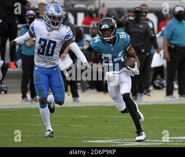 Jacksonville, Stati Uniti. 18 Ott 2020. Jacksonville Jaguars Wide Receiver Keelan Cole Jr. (84) corre per 15 metri a seguito del suo pass ricevuto, mentre i Detroit Lions gareggiano contro i Jaguar presso il TIAA Bank Field di Jacksonville, Florida, domenica 18 ottobre 2020. I Lions hanno sconfitto i Jaguar 34-16. Foto di Joe Marino/UPI Credit: UPI/Alamy Live News Foto Stock