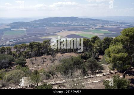 Góra Tabor, Monte Tabor הר תבור‎ Har Tavor; Israele, Izrael, ישראל; Vista dei terreni agricoli della bassa Galilea dal Monte Tabor. Un paesaggio tipico della Galilea Foto Stock