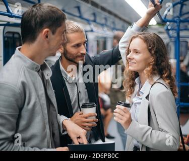 gruppo di studenti che discutono qualcosa nella metropolitana auto. Foto Stock