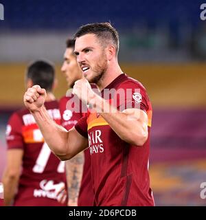 Roma, Italia. 18 Ott 2020. La Jordan Veretout di Roma celebra il suo gol durante il 4° round italiano Serie A, una partita di calcio tra Roma e Benevento a Roma, 18 ottobre 2020. Credit: Alberto Lingria/Xinhua/Alamy Live News Foto Stock