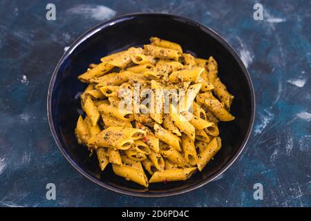 concetto sano di ricette a base di piante, pasta vegana di alfredo con lievito nutrizionale e salsa senza latticini Foto Stock