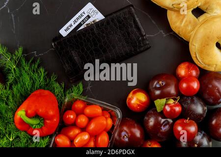 Buono di vitto o carta EBT con drogheria. Aiuto durante pandemia o covid-19. Foto Stock