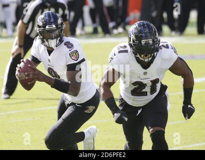 Philadelphia, Stati Uniti. 18 Ott 2020. Baltimore Ravens Lamar Jackson rotola fuori per passare contro le aquile di Filadelfia nella settimana 6 della stagione di NFL al campo finanziario di Lincoln a Filadelfia domenica 18 ottobre 2020. I Ravens sconfissero le Aquile 30-28. Foto di John Angelillo/UPI 8 Credit: UPI/Alamy Live News Foto Stock