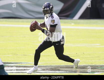 Philadelphia, Stati Uniti. 18 Ott 2020. Baltimore Ravens Lamar Jackson rotola fuori per passare contro le aquile di Filadelfia nella settimana 6 della stagione di NFL al campo finanziario di Lincoln a Filadelfia domenica 18 ottobre 2020. I Ravens sconfissero le Aquile 30-28. Foto di John Angelillo/UPI 8 Credit: UPI/Alamy Live News Foto Stock