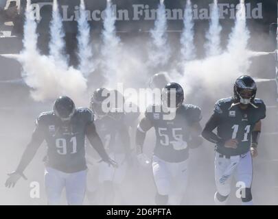 Philadelphia, Stati Uniti. 18 Ott 2020. Philadelphia Eagles Carson Wentz e Fletcher Cox prendono il campo per iniziare la partita contro i Baltimore Ravens nella settimana 6 della stagione NFL al Lincoln Financial Field a Philadelphia, domenica 18 ottobre 2020. I Ravens sconfissero le Aquile 30-28. Foto di John Angelillo/UPI 8 Credit: UPI/Alamy Live News Foto Stock