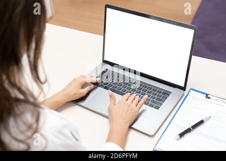 Mockup su computer portatile con dottore femminile utilizzando l'applicazione su di esso. Foto Stock