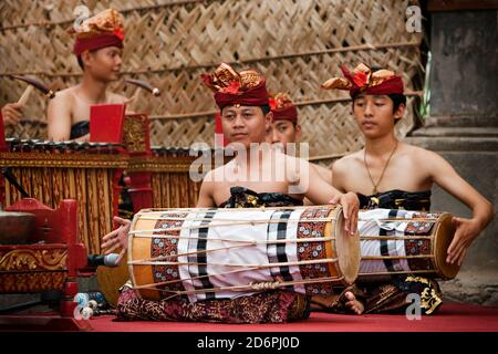 Denpasar, isola di Bali, Indonesia - 23 giugno 2016: Gruppo di balinesi. Bei uomini in costumi colorati suonano musica tradizionale gamelan Foto Stock