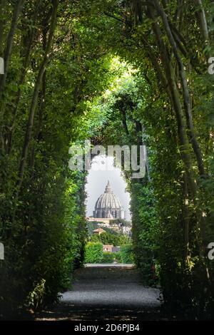 Cupola di San Pietro vista attraverso i cavalieri di malta keyhole a Roma, Italia. Foto Stock