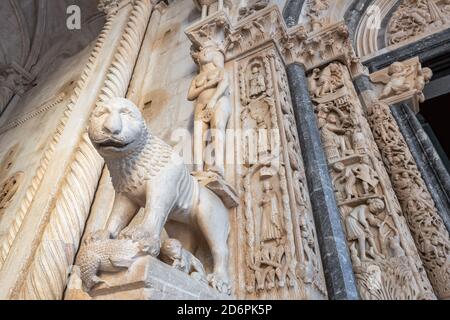 Particolare del portale Radovano della cattedrale di San Lorenzo a Trogir, Croazia. Foto Stock