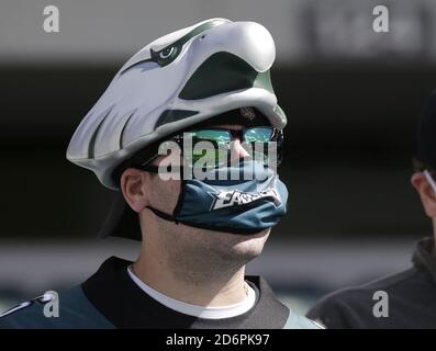 Philadelphia, Stati Uniti. 18 Ott 2020. Un fan indossa una maschera di Philadelphia Eagles mentre gli Eagles giocano i Baltimore Ravens nella settimana 6 della stagione NFL al Lincoln Financial Field di Philadelphia domenica 18 ottobre 2020. I Ravens sconfissero le Aquile 30-28. Foto di John Angelillo/UPI Credit: UPI/Alamy Live News Foto Stock