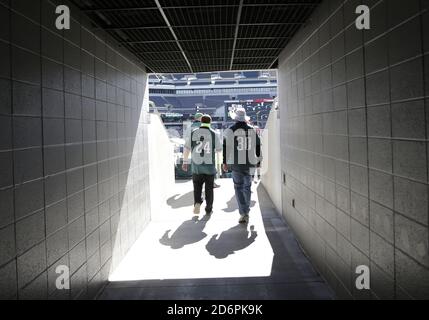 Philadelphia, Stati Uniti. 18 Ott 2020. I tifosi camminano verso i loro posti a sedere per guardare i Baltimore Ravens giocare le aquile di Filadelfia nella settimana 6 della stagione NFL al Lincoln Financial Field di Philadelphia domenica 18 ottobre 2020. I Ravens sconfissero le Aquile 30-28. Foto di John Angelillo/UPI Credit: UPI/Alamy Live News Foto Stock