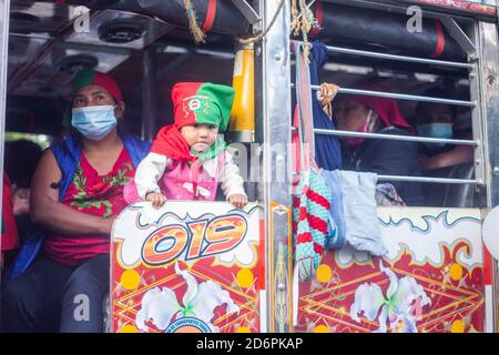 Bogotà, Colombia. 18 Ott 2020. Diverse popolazioni indigene della minga arrivano a BogotÃ¡. Una carovana di 8,000 indigeni, membri delle riserve di Valle e Cauca, costituiscono la minga indigena che è arrivata questa domenica pomeriggio in una carovana per incontrare il presidente IvÃ¡n Duque. Credit: Daniel Garzon Herazo/ZUMA Wire/Alamy Live News Foto Stock