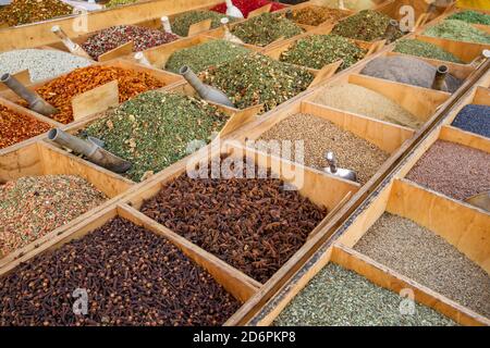 Ampia varietà di spezie in un mercato di strada in Sicilia, Italia Foto Stock