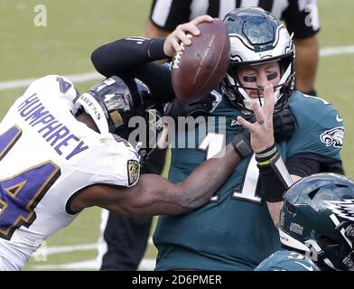 Philadelphia, Stati Uniti. 18 Ott 2020. Philadelphia Eagles Carson Wentz è colpito da Baltimore Ravens Marlon Humphrey nella seconda metà della settimana 6 della stagione NFL al Lincoln Financial Field a Philadelphia Domenica, 18 ottobre 2020. I Ravens sconfissero le Aquile 30-28. Foto di John Angelillo/UPI Credit: UPI/Alamy Live News Foto Stock