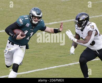 Philadelphia, Stati Uniti. 18 Ott 2020. Philadelphia Eagles Carson Wentz tenta di irrigidire il braccio Baltimore Ravens Patrick Queen nella seconda metà della settimana 6 della stagione NFL al Lincoln Financial Field a Philadelphia Domenica 18 ottobre 2020. I Ravens sconfissero le Aquile 30-28. Foto di John Angelillo/UPI Credit: UPI/Alamy Live News Foto Stock