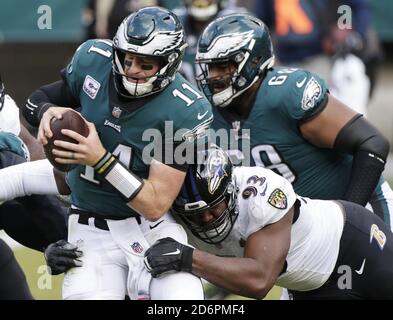 Philadelphia, Stati Uniti. 18 Ott 2020. Philadelphia Eagles Carson Wentz è colpito da Baltimora Ravens Calais Campbell nella settimana 6 della stagione NFL al Lincoln Financial Field a Philadelphia Domenica, 18 ottobre 2020. I Ravens sconfissero le Aquile 30-28. Foto di John Angelillo/UPI Credit: UPI/Alamy Live News Foto Stock