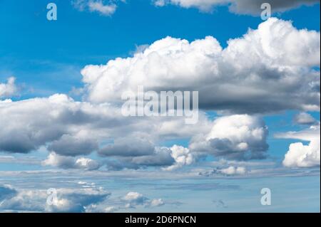 cielo blu con nuvole cumulonimbus Foto Stock