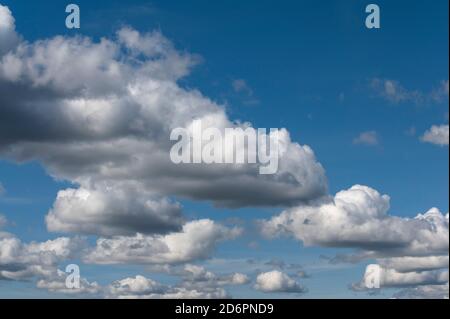 cielo blu con nuvole cumulonimbus Foto Stock