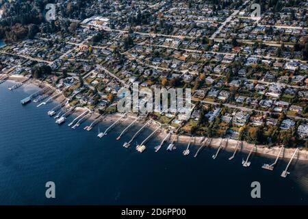 Vista aerea sulle case di lusso in un bellissimo quartiere vicino all'oceano Foto Stock
