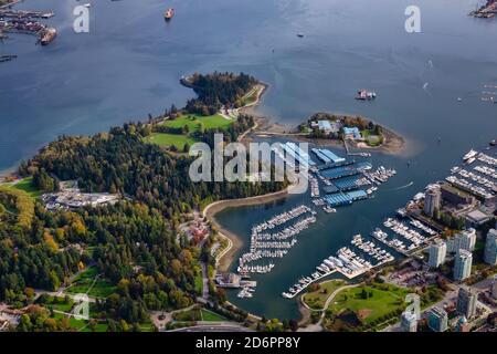 Vista aerea di Coal Harbour e di un moderno centro cittadino Foto Stock