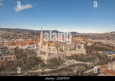Primo piano di un drone aereo della Chiesa di Mattia sul Bastione dei pescatori Budapest mattina invernale Foto Stock