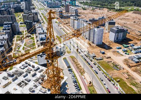 sviluppo di nuova area residenziale. cantiere con alto edificio e gru. vista aerea Foto Stock