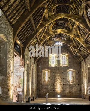 Vista interna, Glastonbury, Inghilterra. Somerset Rural Life Museum. Conosciuto anche come Abby Barn. Architettura medievale. Nessuna gente. Capriate (curvate) di crick. Foto Stock