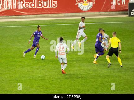 Harrison, NJ - 18 ottobre 2020: Nani (17) di Orlando City SC controlla la palla durante la regolare partita MLS contro i Red Bulls alla Red Bull Arena Foto Stock