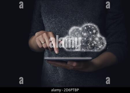 Tablet a mano con cloud computing e concetto di storage online. Concetto di cloud computing: Consente di connettere i dispositivi al cloud Foto Stock