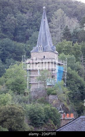 Vianden, Lussemburgo il 21 luglio 2020: La vecchia chiesa di Vianden Lussemburgo è in fase di restauro Foto Stock