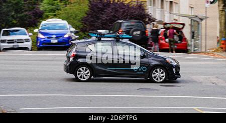 Vancouver, British Columbia, Canada. 8 Ott 2020. Un veicolo ibrido Toyota Prius appartenente al servizio Evo Car Share di BCAA in traffico leggero su Vancouver's West Broadway giovedì 8 ottobre 2020. Il corridoio di Broadway sarà il percorso della prossima estensione del sistema di transito rapido SkyTrain della regione. Credit: Bayne Stanley/ZUMA Wire/Alamy Live News Foto Stock