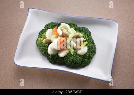 Piatto di frutti di mare di capesante con verdure miste Foto Stock