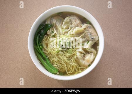 Tagliatelle in stile asiatico con gnocchi di carne ripieni di wonton Foto Stock