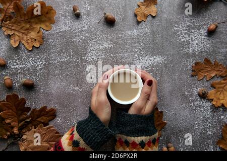 Composizione autunnale. Telaio fatto di zucche, foglie secche, coni di pino e tes fondo coppa. Modello autunno, autunno, Halloween, raccolta di ringraziamento Foto Stock
