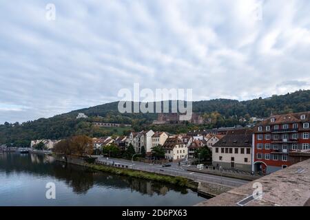 Reisen, Deutschland, Badenwürtemberg, Heidelberg, Alte Brücke, ottobre 18. Das Schloss a Heidelberg im Herbst. Von der Alten Brücke aus gesehen, die Foto Stock