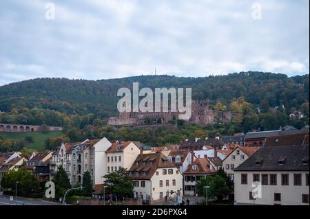 Reisen, Deutschland, Badenwürtemberg, Heidelberg, Alte Brücke, ottobre 18. Das Schloss a Heidelberg im Herbst. Von der Alten Brücke aus gesehen, die Foto Stock