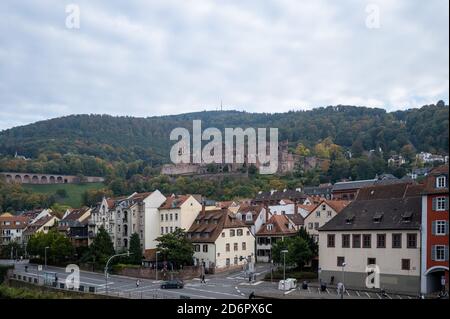 Reisen, Deutschland, Badenwürtemberg, Heidelberg, Alte Brücke, ottobre 18. Das Schloss a Heidelberg im Herbst. Von der Alten Brücke aus gesehen, die Foto Stock