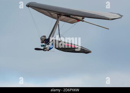 Profilo dell'ala deltaplano. Pilota di deltaplano della moderna ala da competizione. Foto Stock