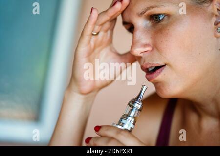 Fumatori e vaping può essere malsana e coinvolgente e rappresentano un rischio per la salute dei polmoni Foto Stock