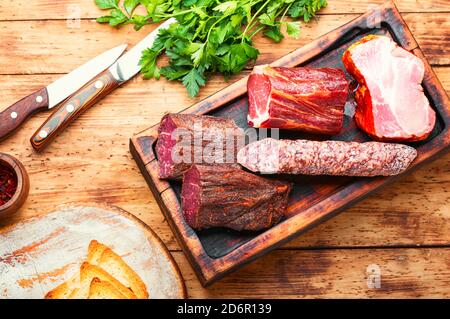 Piatto di carne spagnolo. Carne stagionata e salsicce su tagliere Foto Stock